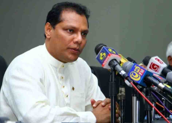 හිටපු ජනාධිපතිවරු පාර්ලිමේන්තුවට එන එක නවත්වන්න දයාසිරි අලුත් සටනක් අරඹයි! ජනාධිපති වරප්‍රසාද යටතේ ගේකුත් ‌ලැබෙනවා! පඩියකුත් ලැබෙනවා! වාහනයකුත් ලැබෙනවා! ආරක්ෂාවකුත් ලැබෙනවා! ඒකත් අරගෙන පාර්ලිමේන්තුවට ඇවිත් මන්ත්‍රීකමේත් ඉන්නවා! VIDEO I Sri Lanka Latest News