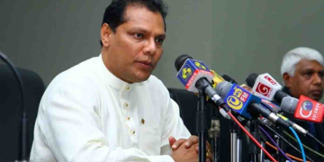 හිටපු ජනාධිපතිවරු පාර්ලිමේන්තුවට එන එක නවත්වන්න දයාසිරි අලුත් සටනක් අරඹයි! ජනාධිපති වරප්රසාද යටතේ ගේකුත් ලැබෙනවා! පඩියකුත් ලැබෙනවා! වාහනයකුත් ලැබෙනවා! ආරක්ෂාවකුත් ලැබෙනවා! ඒකත් අරගෙන පාර්ලිමේන්තුවට ඇවිත් මන්ත්රීකමේත් ඉන්නවා! VIDEO I Sri Lanka Latest News