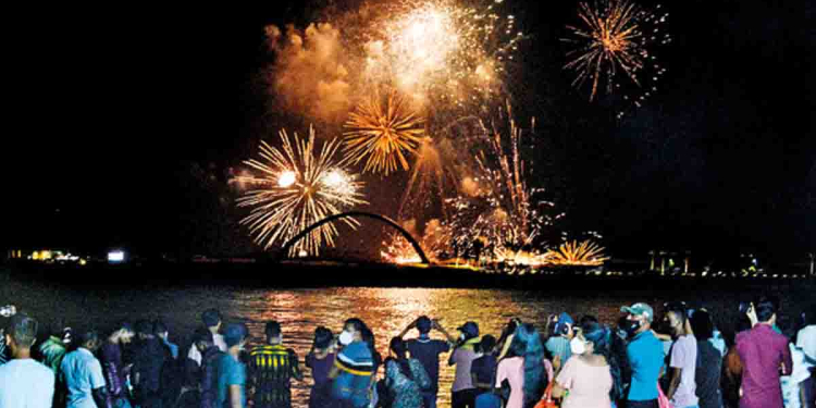 31 රෑ කොළඹ පාරවල් ගොඩක් ‘වන් වේ! ගෝල්ෆේස් පැත්තේ වාහනවලින් යනවා නම් ‘වන් වේ’ පාරවල් ගැන පොලිසිය කියන මේ කතාව අහලම යන්න! VIDEO I Sri Lanka Latest News
