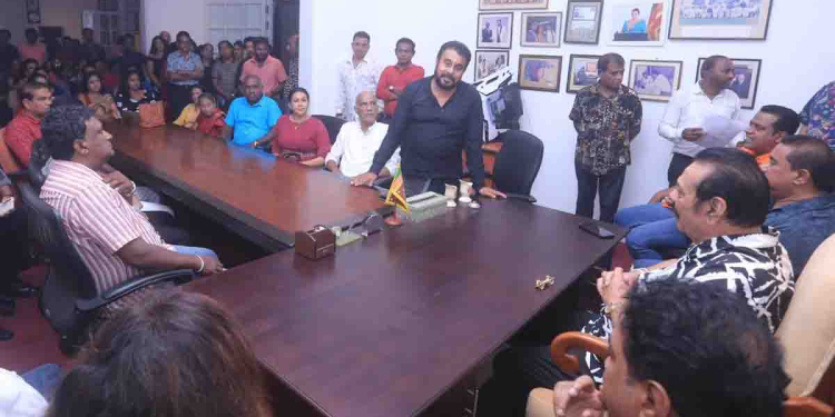 කලාකාරයො සෙට් එක ආයෙමත් කලඑළි බැහැලා! මහින්දව බලන්න විජේරාම ගෙදරට ගිහින්! PHOTOS I Sri Lanka Latest News