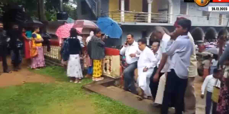 මහවැස්සේ ළමයින්ට පොත් බෙදන්න ආපු ඇමැති නිමල් සිරිපාලට අම්මලාගෙන් දැඩි විරෝධයක්! VIDEO I Sri Lanka Latest News