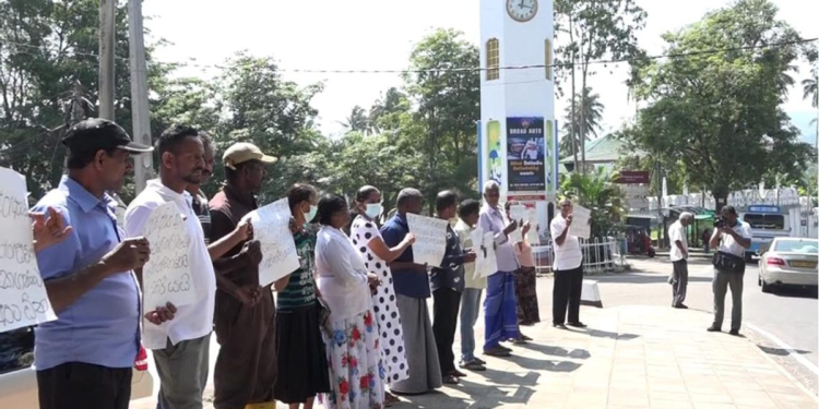 හිටපු පශු වෛද්‍යවරුන් 11 දෙනෙක් රට ගිහින්! ඉතුරු දෙන්නාගෙන් එක්කෙනෙක් මාරු කරලා! අනෙක් කෙනා ලෙඩ නිවාඩු! මධ්‍යම පළාතේ කිරි ගොවීන් 3000ක් නන්නත්තාරයි! Sri Lanka Latest News
