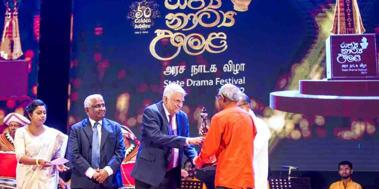 රාජ්ය නාට්ය උළෙලේදී ජනපති කලාකරුවන්ට සම්මාන දෙයි! PHOTOS I Sri Lanka Latest News