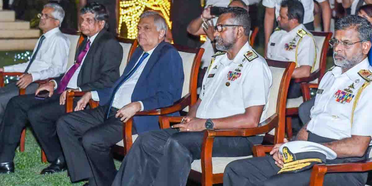රනිල් ගෝල්ෆේස් කැරොල් බලයි! PHOTOS I Sri Lanka Latest News