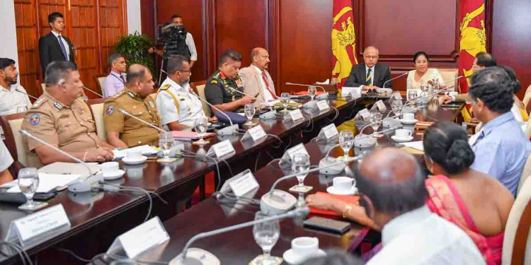 හතර වටේම පැතිර යන ඩෙංගු මදුරුවා මර්දනය කරන හැටි සාගල කියලා දෙයි! PHOTOS I Sri Lanka Latest News