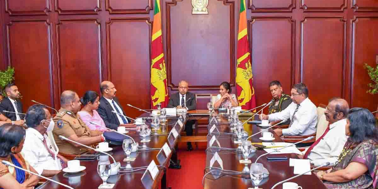 දවසට ඩෙංගු රෝගීන් 250ක් වාර්තා වෙද්දී සාගල වහාම ජාතික ඩෙංගු මර්දන ඒකකය කැඳවයි! හමුදාවත් එක්කරගෙන ඩෙංගු මර්දන යුද්ධයට ලෑස්තිවෙන්න කියයි! PHOTOS I Sri Lanka Latest News