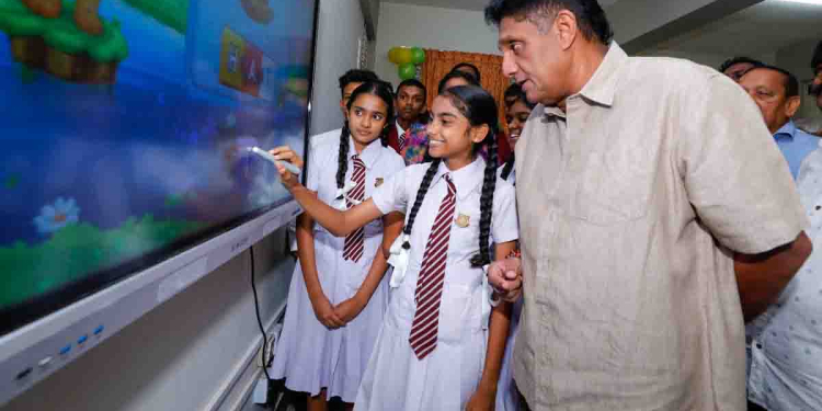 අපේ ආණ්ඩුව කාලේ හොරුන් ඇල්ලුවත් ඒකෙ හිටපු නායකයන් හොරුන්ව බේරන්න ඩීල් ගැහුවා! එහෙම නොකළා නම් හොරකම් කරපු සල්ලි රටට ගේන්න තිබුණා! හබරණ දරුවන්ට සුහුරු පන්ති කාමරයක් පිරිනමමින් විපක්ෂනායක සජිත් යහපාලන ආණ්ඩුව කාලේ වෙච්ච වැරැද්දක් හෙළිකරයි! VIDEO & PHOTOS I Sri Lanka Latest News