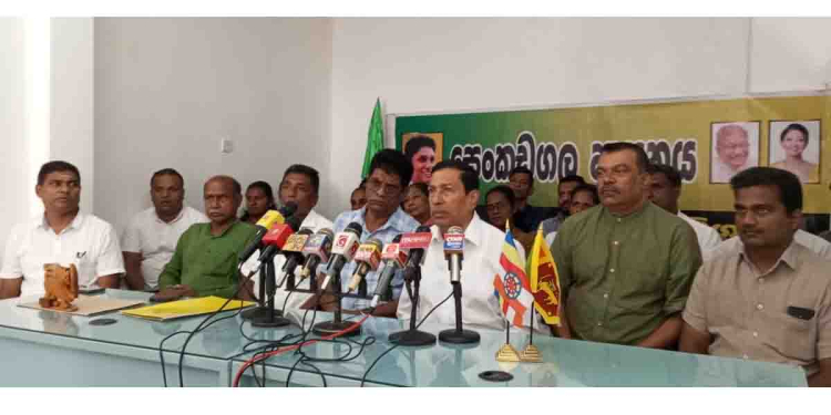 රනිල් අද විවෘත කළ මහනුවර රංග කලා ආයතනයෙන් එජාප නිර්මාතෘ ‘ඩී.එස්.’ගේ නම හලලා! විරෝධය පළ කරමින් හිටපු මන්ත්‍රීවරු 30ක් උත්සවය වර්ජනය කරයි! හදලා තියෙන්නෙත් සභාවේ සල්ලි කෝටි 70ක් වියදම් කරලා! I Sri Lanka Latest News