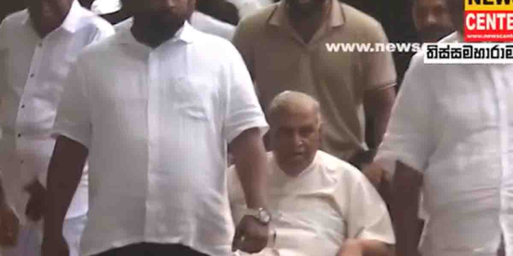 පවුම් 38ක රන් තැටිය අතුරුදන් වීමේ සිද්ධිය නිසා අතුරුදන්ව සිටි කතරගම ප්‍රධාන කපුවා අද බාරවුණා! අත්අඩංගුවට අරන් අදම උසාවි දැම්මා! අදම ඇපත් ලැබුණා! රෝදපුටුවෙන් ගෙදරත් ගියා! VIDEO I Sri Lanka Latest News