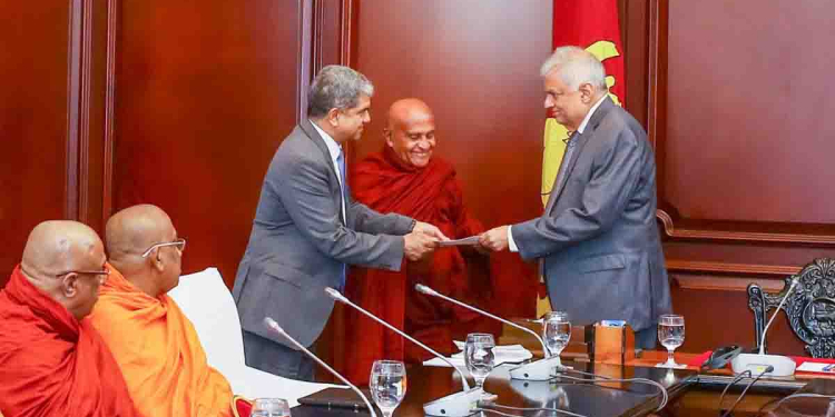 ගෝලීය ද්‍රවිඩ සංගමයේ සුරේන් සුරේන්දිරන් ඇතුලු GTF ලොක්කෝ ලංකාවට ඇවිත්! හිමිවරුන් පිරිවරාගෙන ගිහින් ජනපති හමුවෙයි! PHOTOS I Sri Lanka Latest News
