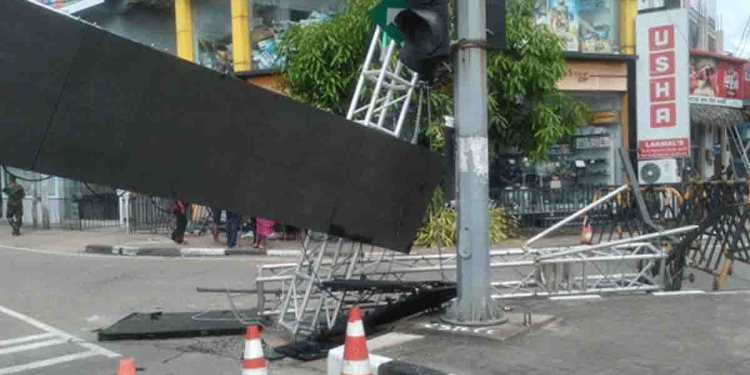 මහපොළ ප්රදර්ශනයට මීගමු පාරේ ගහපු තොරණේ බස් එකයි වාහනයකුයි හැප්පෙයි! තොරණ කඩන් වැටී අවුරුදු 29ක තරුණයෙක් මරුට! I Sri Lanka Latest News
