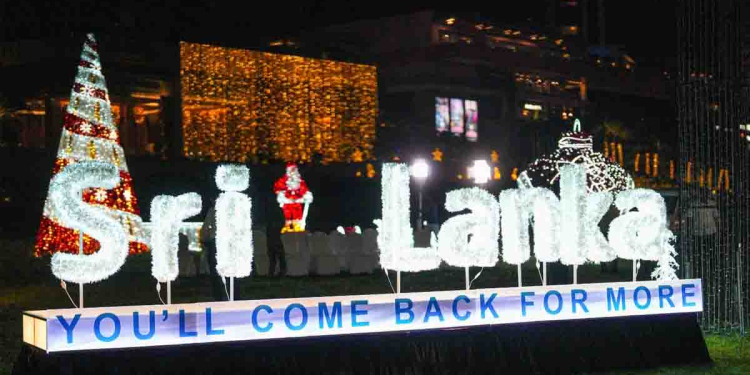 මේ පාර තමයි නත්තල්! 20 සිට ගෝල්ෆේස් එකේ කානිවල්! 31 රෑ ගායක ගායිකාවො 50ක් එක්ක ෆ්ලෑෂ්බැක් සංගීත සාදයක්! චීන මල් වෙඩි සංදර්ශනයක්! ජනාධිපති මන්දිරයේ කැරොල් ගී ප්රසංගයක්! VIDEO I Sri Lanka Latest News