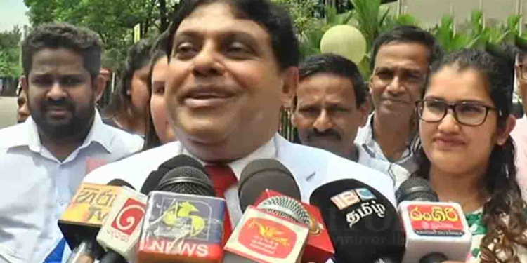 ලෝක ළමා දින රූපවාහිනී වැඩසටහනේදී හිටපු තානාපති ඒ.එස්.පී ලියනගේ ගෑනු ළමයෙක්ගෙන් ‘පපුව පළලයි.. අම්මා අඹේවෙල පැත්තෙද…’ කියලා අහලා කාන්තාවන්ට ළමයින්ට ප්රසිද්ධියේ අපහාස කරලා! වසන්ත යාපා පාර්ලිමේන්තුවට හඬ පට-කළු පටි අරන් එයි! මේ වගේ දුර්දාන්ත මිනිස්සුන්ට මොකද කරන්නේ? VIDEO I Sri Lanka Latest News
