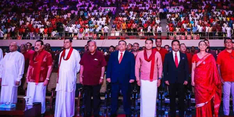 පොහොට්ටුවේ ඊළඟ ජනාධිපතිවරණ අපේක්ෂකයා හිටියේ මහින්ද-බැසිල්-නාමල් මැද්දෙද? ඊයේ සමුළුවේදී දුන්නේ නිල නොවන සිග්නල් එකක්ද? I Sri Lanka Latest News