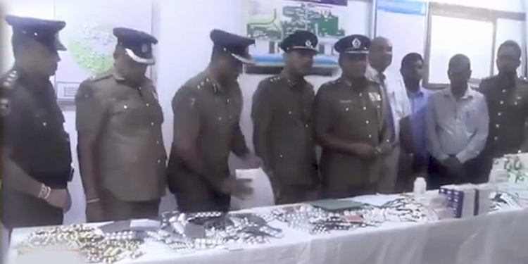 මෙන්න බලාගන්න ඉස්කෝල ඉස්සරහම ළමයින්ට මත් පෙති පොවන ෆාමසි! VIDEO I Sri Lanka Latest News