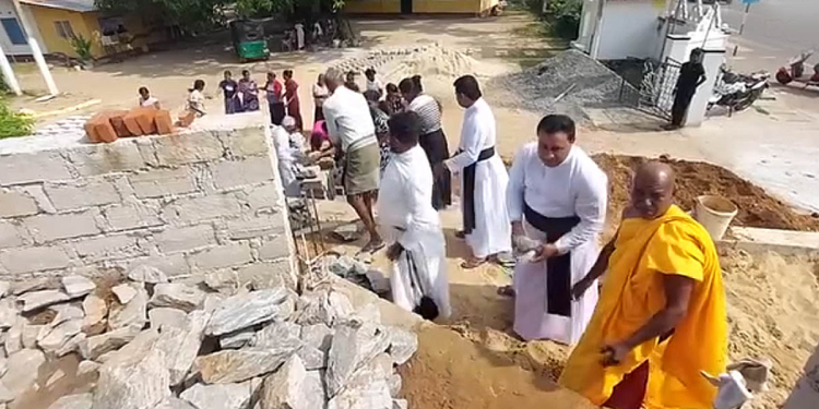 ආගම් අතර ගැටුම් ඇතිකරන අයට කල්පිටිය මීසම හොඳ පාඩමක් කියාදෙයි! කල්පිටියේ පන්සලක චෛත්යයක් හදන්න පියතුමන්ලා ඇතුළු කතෝලික මහ පිරිසක් ඇවිත් අත්උදව් දෙයි! VIDEO I Sri Lanka Latest News