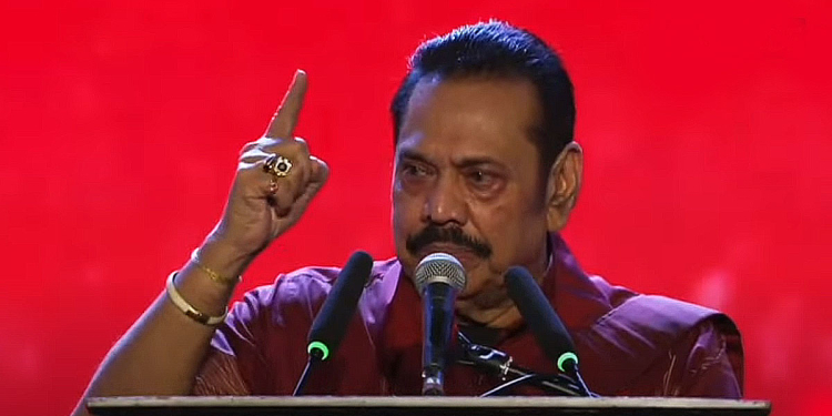මේක අපේ රට! මේක අපේ මාතෘ භූමිය! දිවි හිමියෙන් රැකගත්ත රට! මේ රට කෑලිවලට කඩන්න දෙන්නෙ නෑ! පොහොට්ටුවත් එක්ක සියලු දෙනා එකතු වෙන්න රට ගොඩගන්න! මහින්ද රාජපක්ෂ පොහොට්ටු සමුළුවේ සිට කියයි! VIDEO I Sri Lanka Latest News