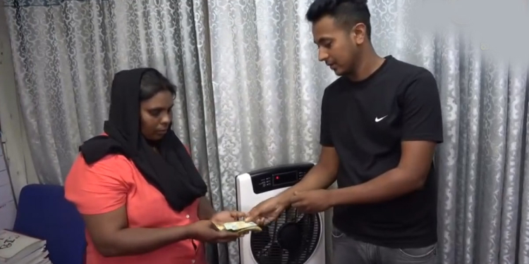 සල්ලිවලට මරාගන්න රටේ පාරේ වැටිලා තිබුණු සල්ලි මිටිය අහුලා පොලිසියට භාරදීපු අපූරු තරුණයෙක්! VIDEO I Sri Lanka Latest News
