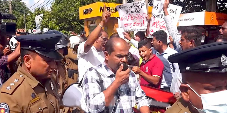 පාලකයන්ට සැප..!ජනතාවට බදු..!රාජ්ය සේවකයෝ වීදි බසිති..! VIDEO I Sri Lanka Latest News