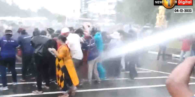 හරිනිත් එක්ක පාර්ලිමේන්තු වටරවුමට ආ කාන්තාවන්ට පොලිසියෙන් ජල ප්රහාරයක්! VIDEO I Sri Lanka Latest News