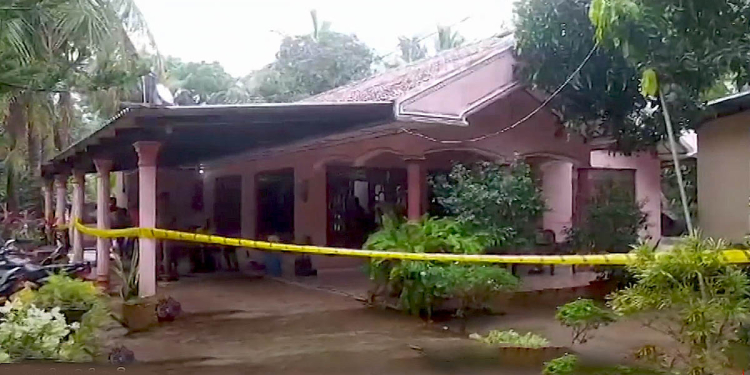 දැන් ගෙවල්වලට පැනලා හොරකම් කරන්නේ චිත්‍රපටිවල වගේ! පරිස්සම් වෙන්න! VIDEO I Sri Lanka Latest News