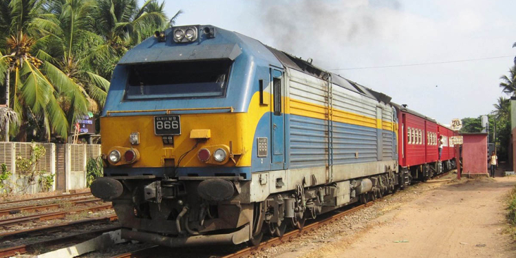 කෝච්චි පාරට පැනපු බල්ලාව බේරගන්න දුවගෙන ආපු කාන්තාව සීඝ්‍රගාමී දුම්රියේ ගැටී මියයයි! Sri Lanka Latest News