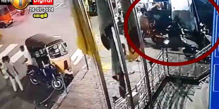 ජින්තුපිටියේ මහ රෑ වෙඩි තියපු එකෙක්ව මිනිස්සු වටවෙලා පිස්තෝලයත් එක්කම අල්ලා ගනී! බයික් එකේ ආ අනෙකා පැනලා! එක්කෙනෙක්ට වෙඩි වැදිලා! VIDEO I Sri Lanka Latest News