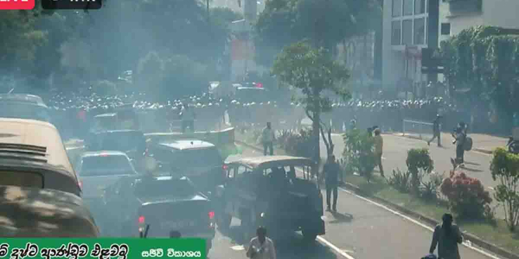 පොලිසිය පාර හරස් කර හිටගනී! සජබ විරෝධයට දිගට හරහට කඳුලු ගෑස් – වතුර ගහන්න පටන් ගනී! LIVE VIDEO I Sri Lanka Latest News