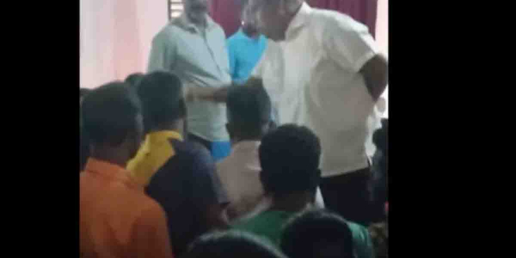 නිමල් සිරිපාලට හූ කිව්වා! චන්ද්‍රසේනට හූ කිව්වා! අද බඩු ‌මලු බෙදන්න ගිය ඇමැති චාමර සම්පත්ටත් මිනිස්සු කෑ ගහමින් විරෝධය පළකරපු හැටි බලන්නකෝ! VIDEO I Sri Lanka Latest News