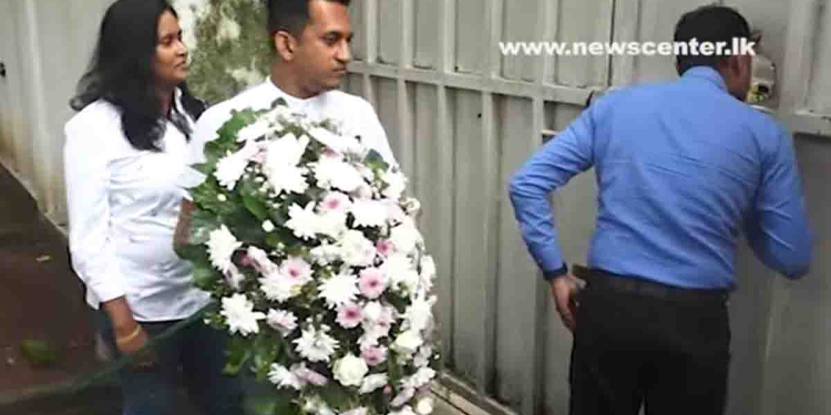 සිවිල් ක්‍රියාකාරිකයන් අලුත් අවුරුද්දේ කෙහෙළියගේ ගෙදර ඉදිරිපිටට මල්වඩමක් අරන් යයි! VIDEO I Sri Lanka Latest News
