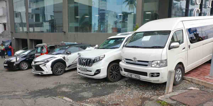 යුක්තියෙන් කෝටි 6ක KDH-ප්රාඩෝ-CHR-ප්රියස් පවා අල්ලාගනී! කෝටි හතරහමාරක ඉඩම්-ගෙවල් අත්පත් කරගෙන! අල්ලපු දේවල් බලන්න දේශබන්දුත් ඇවිත්! PHOTOS I Sri Lanka Latest News