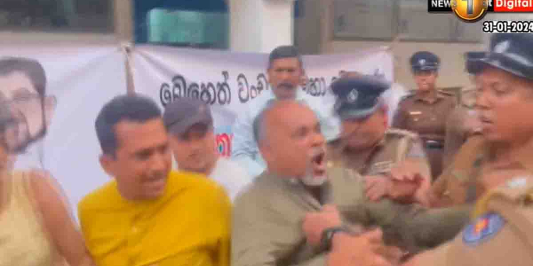 දැන්නම් ලංකාවේ උද්ඝෝෂණ කරන්නම බෑ වගේ! අද CID එක ඉදිරිපිට උණුසුම් වෙයි! බාල බෙහෙත් සිද්ධියට කෙහෙළියව අත්අඩංගුවට ගන්න කියලා සාමාකාමීව උද්ඝෝෂණ කළ 5 දෙනෙක් පොලිසියෙන් කුදලගෙන යයි! VIDEO I Sri Lanka Latest News