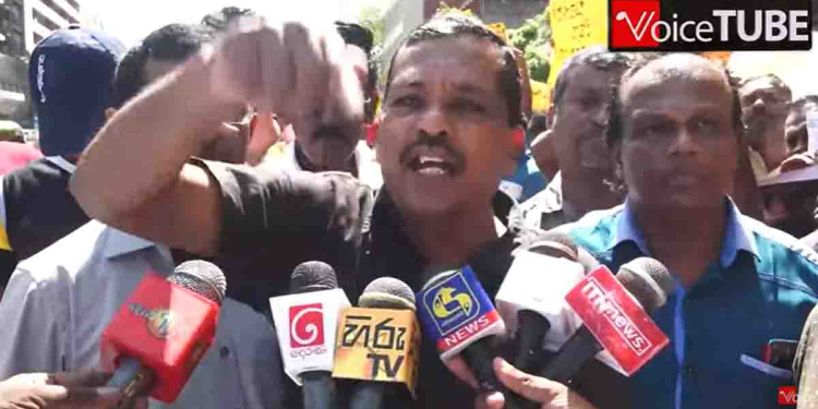 අකුලගෙන යන්න ලෑස්ති වෙන්න! පාරට බැස්ස 5000ක් වූ විදුලි සේවකයන් ආණ්ඩුවට රිදෙන්නම කියයි! බැංකු-වරාය-තෙල්-රක්ෂණ සංස්ථා සේවකයනුත් සටනට එක්වෙයි! අද කොටුව වැහෙන්නම සේවකයන් පාරට ගේනවා! මණ්ඩලය විකුණන පනත පාර්ලිමේන්තුවට ගේන දවසට කරන්න යන දේත් කල්තියාම කියයි! VIDEO I Sri Lanka Latest News
