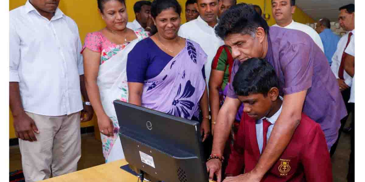 දරුවන්ට ඉගෙනගන්න පරිගණකයක් අරන් දෙන්න බෑ! කුසගින්න නිවාගන්න දිවා ආහාර වේලක් දෙන්න බෑ! ඒ වුණාට ජනාධිපතිතුමා දවසට මිලියන 250ක් වියදම් කරලා හූති සටන්කාමීන්ගෙන් රතු මුහුද ආරක්ෂා කරගන්න අපේ නාවික හමුදා නැවක් යවන්න හදනවා! මොන විහිළු වැඩද මේ? එතුමා කන්නෙම දිරච්ච ලනු! මිනුවන්ගොඩ නැදගමුව කණිෂ්ඨයේ දරුවන්ට සුහුරු පන්ති කාමරයක් ලබා දෙමින් විපක්ෂනායක සජිත් කියයි! VIDEO & PHOTOS I Sri Lanka Latest News