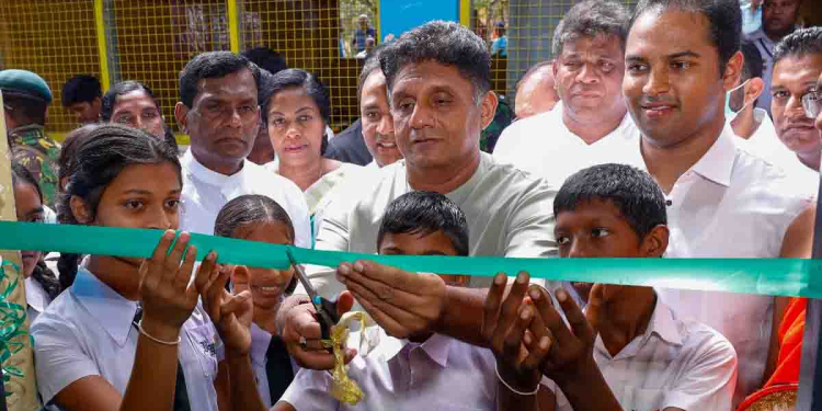 දරුවන්ට කන්න දෙන්න බැරිව පවුල් පිටින් දිවිනසාගන්නා මහා විනාශකාරී තත්ත්වයකට රට ඇද වැටිලා! ආණ්ඩුව ජනවාරි පළමුවැනිදා ගගහපු වැට් එකෙන් මේ විනාශය තවත් වැඩිවෙනවා! ආදායම් හොයන්න වැට් ගහන්නම ඕන නෑ! 59 වැනි සුහුරු පන්ති කාමරය බුත්පිටිය දරුවන්ට පිරිනමමින් විපක්ෂනායක සජිත් කියයි!  VIDEO & PHOTOS I Sri Lanka Latest News