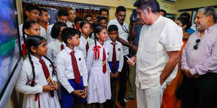 ළමයින්ට පාසලක කම්පියුටරයක් නෑ! බංකොලොත් රටේ ජනතාවගෙන් බදු ගහලා ලක්ෂ 2000ක් ‌වැඩිපුරත් වෙන්කරගෙන ජනාධිපතිතුමා රට සවාරි ගහනවා! ඒ මදිවාට උගන්ඩා යන්න එන්න කියලා විපක්ෂයේ මන්ත්‍රීවරුන්ටත් ජනාධිපති කාර්යාලයෙන්-පාර්ලිමේන්තුවේ ප්‍රොටොකෝල් කාර්යාලයෙන් කතා කරනවා! ලැජ්ජ නැද්ද? අපේ කවුරුවත් එහෙම මානසිකත්වයක නෑ! පරිගණකයක් නොතිබුණු මඩපාත ශ්‍රී පඤ්ඤානන්ද විද්‍යාලයට පරිගණක කාමරයක්ම ‌ලබා දෙමින් සජිත් කියයි! VIDEO & PHOTOS I Sri Lanka Latest News