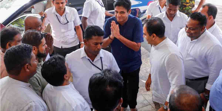 ජනාධිපති බලයට ඇවිත් මාස 17යි විදේශ ගමන් 18යි! ඔය රට ගමන්වලදී මේ රටෙන් ‌හොරා කාපු සල්ලි රටට ගේන විදිහ ගැන එකපාරක් හරි කතා කළාද? හොරුන්ගෙන් බලයට ඇවිත් ඒවා ගැන කතා කරන්න පුලුවන්ද? ඒක කරන්න පුළුවන් අපිට විතරයි! රටෙන් හොරා කාපු ධනය යළි රටට ගේන විදිහ සජිත් හෙළිකරයි! VIDEO & PHOTOS I Sri Lanka Latest News