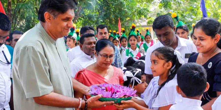 රටේ සෞඛ්‍ය කඩා වැටිලා රෝගීන්ට බෙහෙත් නෑ! අධ්‍යාපනය කඩා වැටිලා! එහෙම තියෙද්දී සෞඛ්‍ය-අධ්‍යාපනය නගා සිටුවන්න මුදල් වෙන් නොකර ජනාධිපතිතුමා පිටරටවල්වලට ගිහින් ජෝගි නටනවා! මේ අවුරුද්දේ රට යන්න සල්ලි මදි වෙලා වැඩිපුර රුපියල් මිලියන 2000කුත් අනුමත කරගෙන! කලාවැව ගමේ සිරිමපුර විදුහලේ දරුවන්ට මිලියනයක් වටිනා ස්මාර්ට් පන්ති කාමරයක් ලබා දෙමින් විපක්ෂනායක සජිත් කියයි! විදුහල්පතිනිය සජිත්ගේ ‘සක්වල’ ගැන පුදුම හිතෙන කතාවක් කියයි! VIDEO & PHOTOS I Sri Lanka Latest News