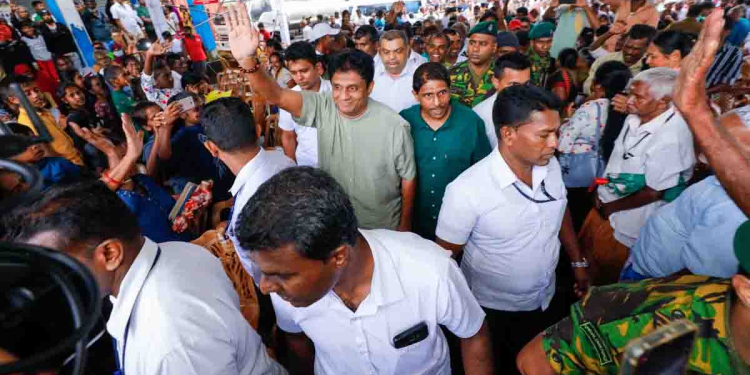 අද ඉන්නේ රූකඩ ජනාධිපතිවරයෙක්! ඒ රූකඩේ නටවන නූල් ටික තියෙන්නේ රාජපක්ෂවරුන් අතේ! රට බංකොලොත් කරපු හොරු ටිකටයි ඒ හොරු රකින මේ ජනාධිපතිටයි පිළිතුරු දෙන එක ජනතාවට බාරයි! මහා ජනගඟක් එක්ක සජිත් හේවාහැටත් ජනපවුරක් හදයි! VIDEO & PHOTOS I Sri Lanka Latest News
