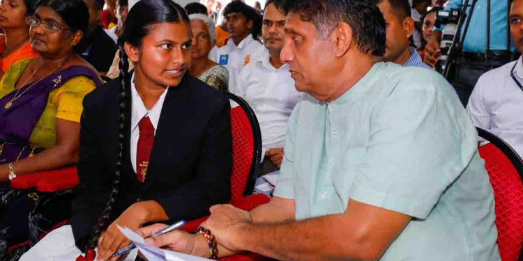 මම අගමැතිකම බාරගත්තා නම් මටත් වෙන්නේ හොරු එක්ක එකට වසන්න! ඊළග ඡන්දෙදි හොරුත් එක්කම ඡන්දෙ ඉල්ලන්න! නීතිය හමුවේ හොරු රකින්න! පහුගියදා ‌මහින්දයි පොහොට්ටු මැතිඇමැතිවරුයි මුහුද මැද නැවක පාටියක් දැම්මා! මේ අයගෙන් මමත් අගමැති හරි ජනාධිපති හරි වුණානම් මටත් වෙන්නේ දැන් ජනාධිපති ඉන්නවා වගේ මේවා නොදැක්ක ගාණට ඉන්න! අගමැතිකම බාර නොගත් හේතු කියමින් සජිත් මතුගම වීදියබණ්ඩාරයේ ‘මගේ දරුවන්ට’ 65 වැනි ස්මාර්ට් පන්තිකාමරය පරිත්‍යාග කරයි! VIDEO & PHOTOS I Sri Lanka Latest News