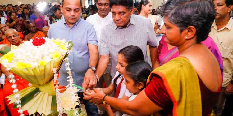 අද මගේ උපන්දිනය වුණත් මම පාටි දාන්නේ නෑ! බංකොලොත් රටක ජනතා මුදල් වියදම් කර පාටි දානවා නම් ඒක සාපයක්! විකෘති මනසක් තියෙන පාලනයක ලක්ෂණයක්! සජබ ආණ්ඩුවක් යටතේ රට බංකොලොත් කරපු හොරු නීතිය හමුවට ගෙනවිත් හොරා කෑ මුදල් රටට ගේනවා! ඒ සල්ලි අධ්යාපනයටයි සෞඛ්යයටයි දී ජනතාව ජීවත් කරවනවා! උපන්දිනය දවසේ පාටි නොදා කොලොන්නාව සෝමාදේවි දරුවන්ට ස්මාර්ට් පන්ති කාමරයක් පිරිනමමින් සජිත් කියයි! VIDEO & PHOTOS I Sri Lanka Latest News