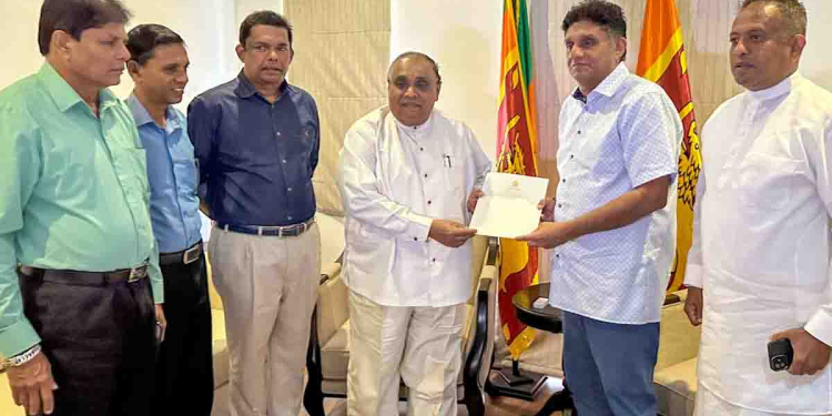 අලුත් අවුරුද්දේ පළමු වෙඩිමුරය පත්තු වෙයි! මරික්කාර්ගේ කාර්යාලයට අද උදේ ආ ශ්රීලනිප ජ්යෙෂ්ඨ උපසභාපති ශාන් විජයලාල් විපක්ෂනායක සජිත් හමුවී නිල වශයෙන් සජබයට එක්වෙයි! I Sri Lanka Latest News
