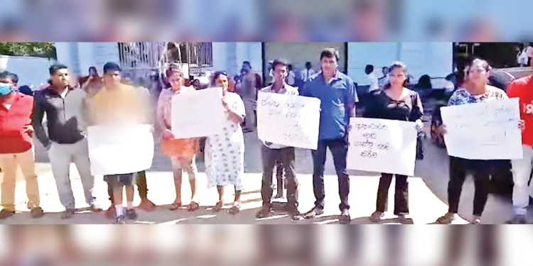 දරුවකු පාසලෙන් දොට්ට දැමූ බහින්බස් වීම : අනේ මේ දරුවට දැන් ඉස්කෝලයක් කෝ?
