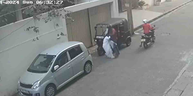 රත්තරන් දාගෙන-පර්ස් අරගෙන පාරවල්වල තනියම ගමන් බිමන් යන්නේ බලාගෙන! සිස්ටර් කෙනෙක්ටවත් ගැලවීමක් නෑ! මේ බලන්න පාරේ ආපු සිස්ටර් කෙනෙක්ව බයික් එකක ආපු දෙන්නෙක් මහදවල් කොල්ල කන හැටි! VIDEO I Sri Lanka Latest News