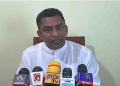 ‘අපි ගියේ වරායේ හතරමායිම බලන්න! මගේ බලාපොරොත්තුව ඉටුවුණා! චාරිකාව ගැන මම නම් සතුටින්! රට බංකොලොත් කියලා අපි මූණු එල්ලගෙනම ඉන්න ඕන නෑ! බලන්නකෝ ‌කොළඹ හෝටල්වල මිනිස්සු ගිටාර් ගහලා සිංදු කියන හැටි!’ ඇමැති ප්‍රේමලාල් මහ රෑ මුහුද මැද නැවේ දාපු පාටිය ගැන පොහොට්ටුවේ තිස්ස කුට්ටි කට අරී! VIDEO I Sri Lanka Latest News VIDEO I Sri Lanka Latest News