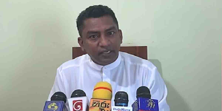 ‘අපි ගියේ වරායේ හතරමායිම බලන්න! මගේ බලාපොරොත්තුව ඉටුවුණා! චාරිකාව ගැන මම නම් සතුටින්! රට බංකොලොත් කියලා අපි මූණු එල්ලගෙනම ඉන්න ඕන නෑ! බලන්නකෝ ‌කොළඹ හෝටල්වල මිනිස්සු ගිටාර් ගහලා සිංදු කියන හැටි!’ ඇමැති ප්‍රේමලාල් මහ රෑ මුහුද මැද නැවේ දාපු පාටිය ගැන පොහොට්ටුවේ තිස්ස කුට්ටි කට අරී! VIDEO I Sri Lanka Latest News VIDEO I Sri Lanka Latest News