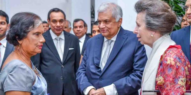 කොටුව ජනාධිපති මන්දිරයත් ඊයේ උත්සව සිරියෙන් ඇළලෙයි! ජනපතිගෙන් රාත්රී භෝජන සංග්රහයක්! ඈන් කුමරිය බලන්න චන්ද්රිකාත් ජනපති මැදුරට එයි! PHOTOS I Sri Lanka Latest News