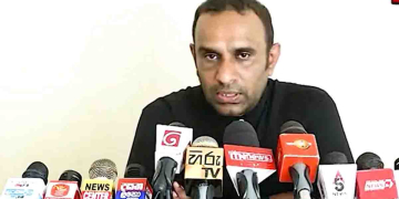 හැමෝම පුදුම කරමින් උදේ මන්ත්‍රීකමෙන් අයින් වුණු චමින්ද විජේසිරි හදිසි මාධ්‍ය හමුවක් කැඳවයි! සජබෙ ඇතුළේ අර්බූදයක් කියලා හිතපු අයට තරු විසිවෙන උත්තර ටිකක් දෙයි! ඊළඟට ගහන ගේම් එකත් කියයි! ඔන්න අහගන්න! VIDEOI Sri Lanka Latest News