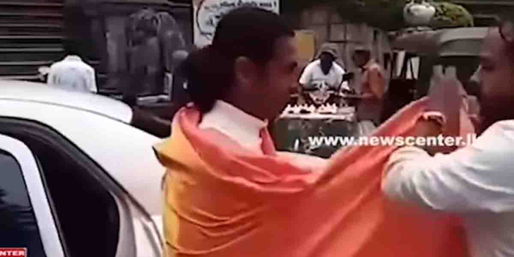 ‘අවලෝකිතේෂ්වර බෝධිසත්වයෝලු’! ‘විශ්ව දොරටුවේ හිමිකරුලු’! වැඩම කළේ ඊජිප්තුවේ ඉඳන්ලු! කෝටි ගණනක් වටින වාහනයකින් කැලණියට ආපු කෙනෙක් කැලණි චෛත්‍යය සෙවණේ අමුතු බණක් දේශනා කරයි! ‘මේ දැන් දෙන්නෙක් නිවන් සාක්ෂාත් කරගත්තාලු’! මිනිස්සු වැඳ වැටෙයි! මෙන්න යන අලුත්ම රැල්ල! VIDEOI Sri Lanka Latest News