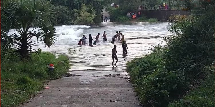 කන්තලේ වැවේ මහ ජල කඳට හසුවූ තුන්දෙනෙක් නූලෙන් බේරෙයි! VIDEO I Sri Lanka Latest News
